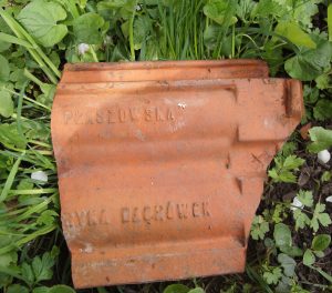 Fragment dachówki z budynku szzkoły